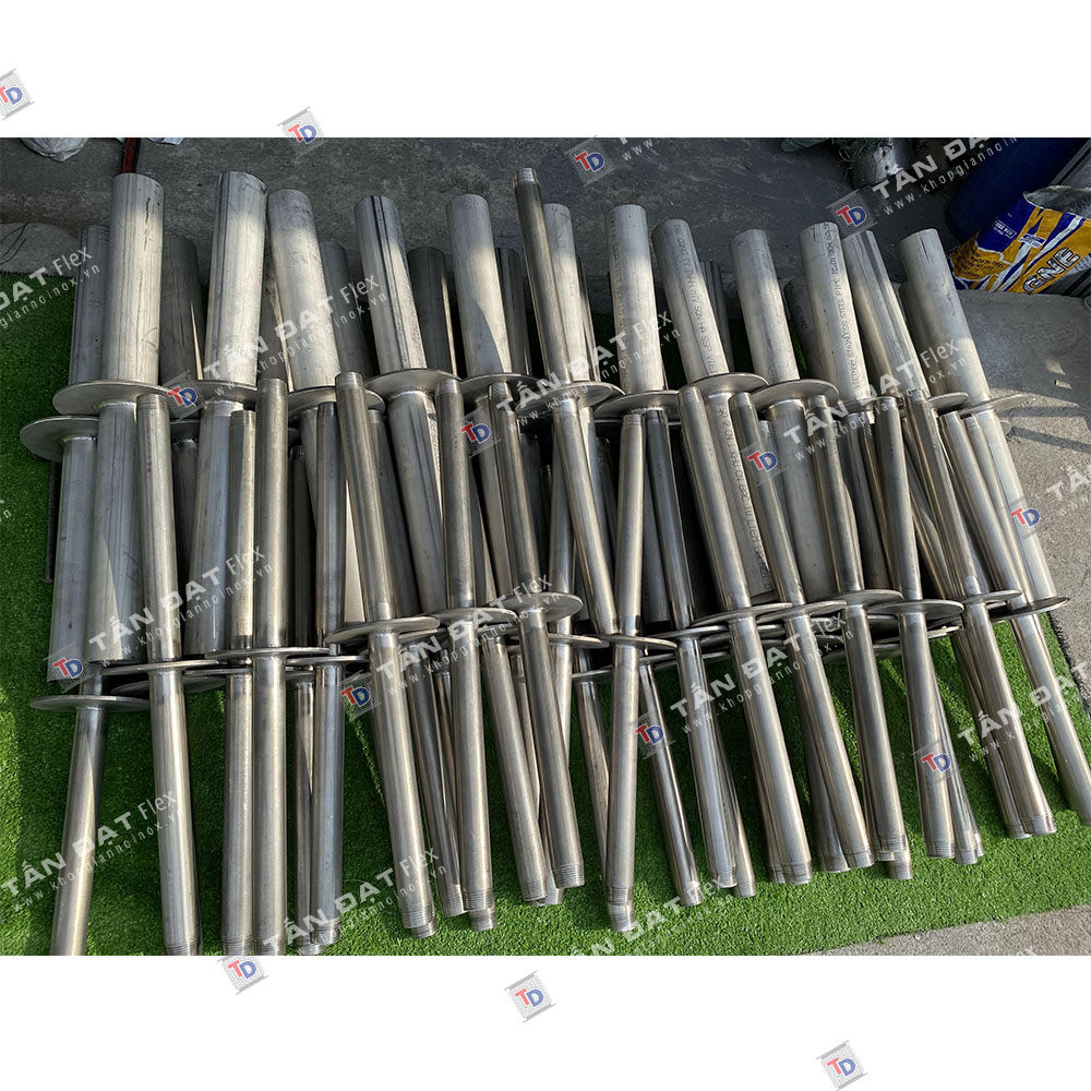 ống sleeve âm tường